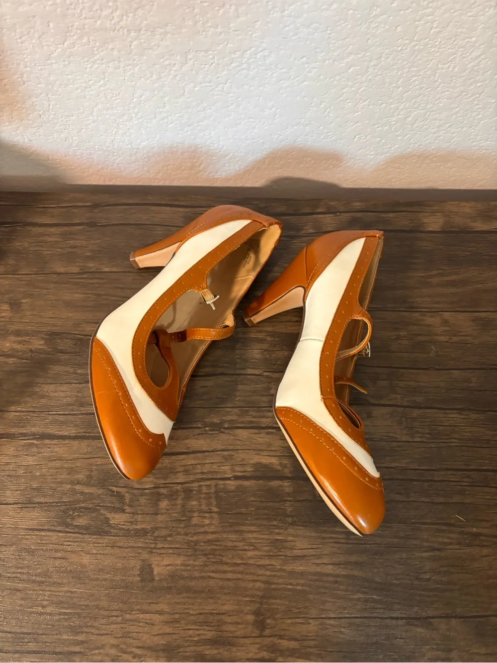 Shoes size 9 - Picture 3 of 5